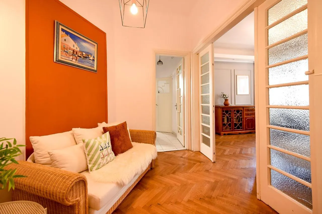 Golden Age - When Old Meets New Apartman Bukarest