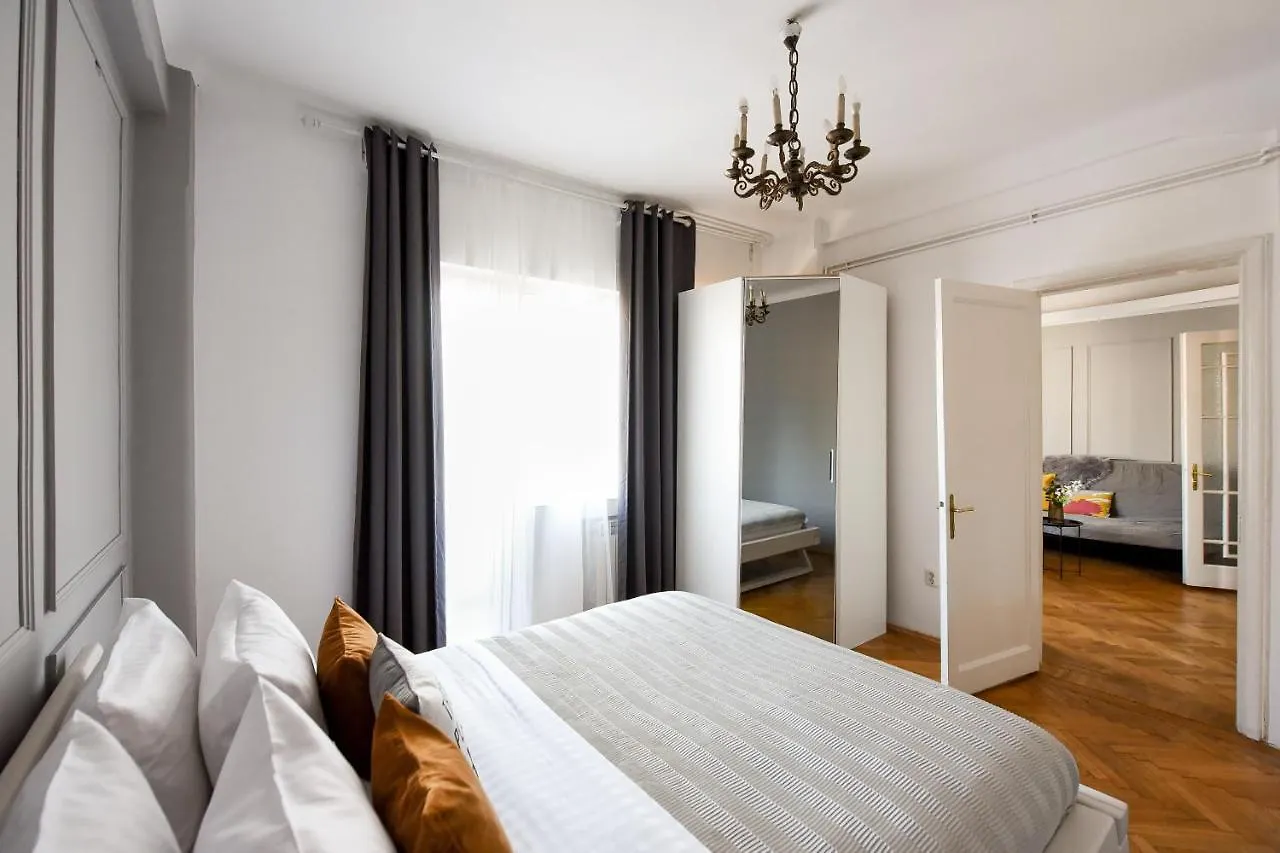 Golden Age - When Old Meets New Apartman Bukarest Románia