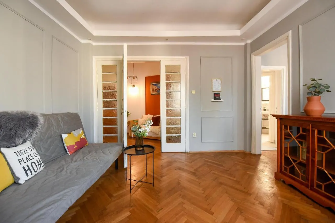 Golden Age - When Old Meets New Apartman Bukarest