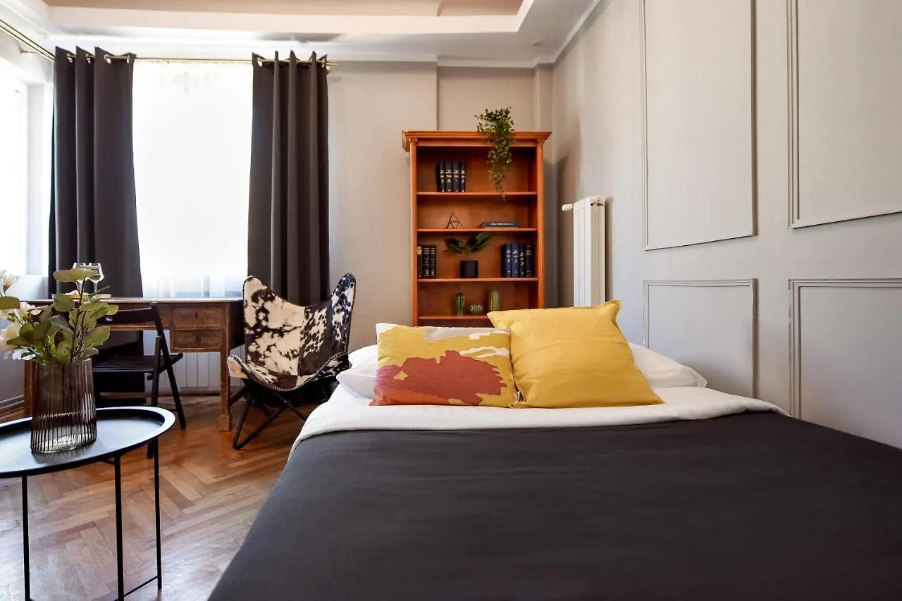 Golden Age - When Old Meets New Apartman Bukarest Románia
